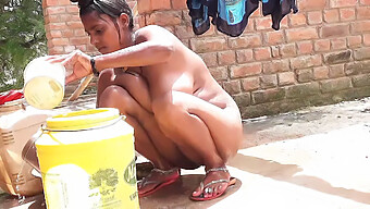 Uma Jovem Indiana Limpa Sua Buceta Com Sabão Durante Um Bate-Papo Quente.